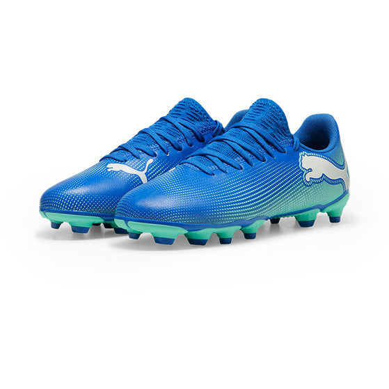 Zijaanzicht van de Puma FUTURE 7 PLAY FG/AG JUNIOR met Dynamic Motion System zool.