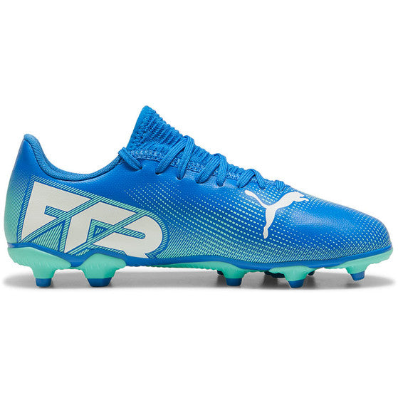 Zijaanzicht van de Puma FUTURE 7 PLAY FG/AG JUNIOR met Dynamic Motion System zool.